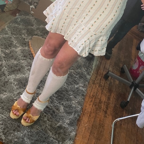 Charlotte Ruse yellow velvet platform - Picture 2 of 7